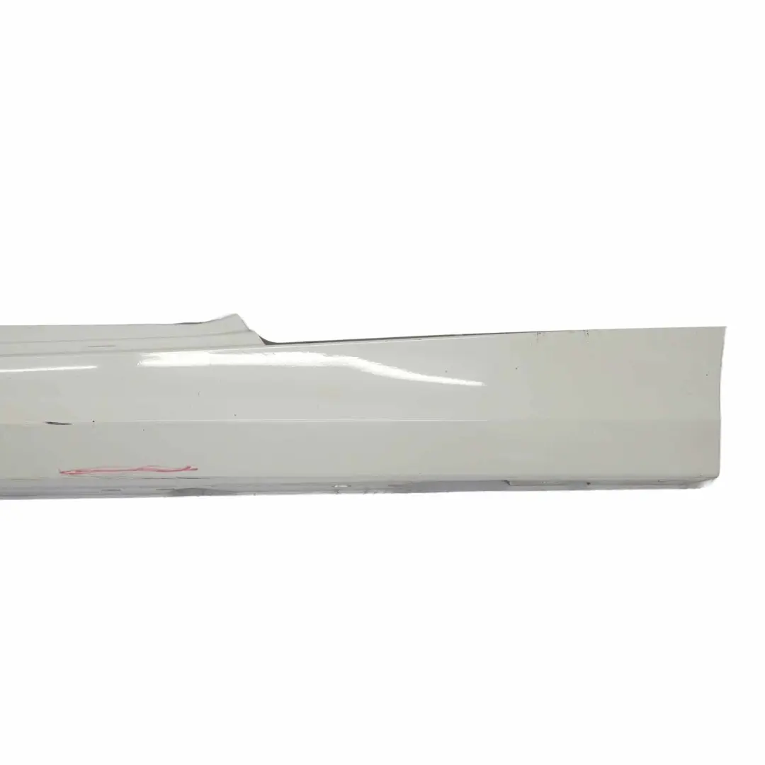 Gonna laterale Sill Strip sinistra Alpinweiss Bianco 300 per BMW E81 E82 E88 con numero di parte 0036143 BMW E81 E82 E88 Gonna laterale Sill Strip sinistra Alpinweiss Bianco 300 - SKU 0036143-AW3 - Numero di parte 0036143