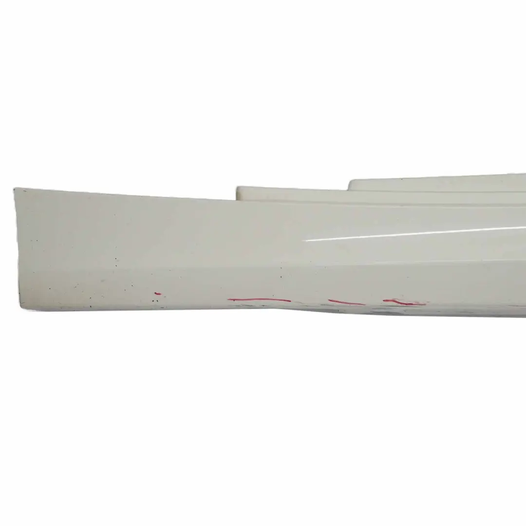 Gonna laterale Sill Strip sinistra Alpinweiss Bianco 300 per BMW E81 E82 E88 con numero di parte 0036143 BMW E81 E82 E88 Gonna laterale Sill Strip sinistra Alpinweiss Bianco 300 - SKU 0036143-AW3 - Numero di parte 0036143