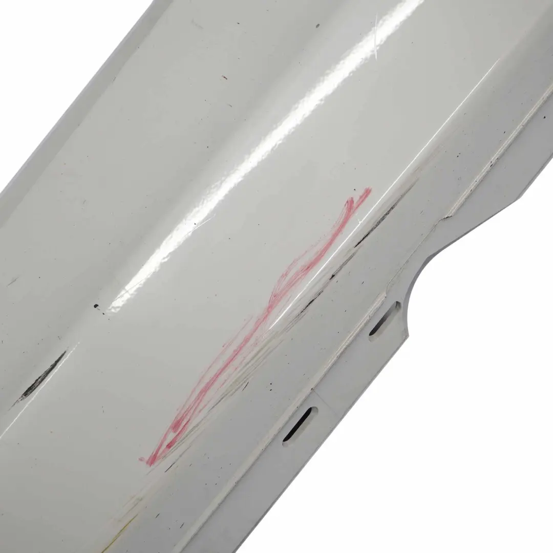 Gonna laterale Sill Strip sinistra Alpinweiss Bianco 300 per BMW E81 E82 E88 con numero di parte 0036143 BMW E81 E82 E88 Gonna laterale Sill Strip sinistra Alpinweiss Bianco 300 - SKU 0036143-AW3 - Numero di parte 0036143