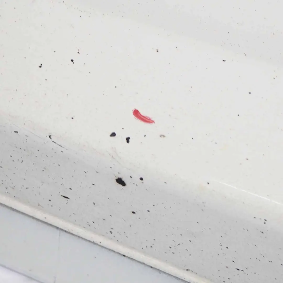 Sill Strip Faldón Lateral Izquierdo Alpinweiss Blanco 300 para BMW E81 E82 E88 con número de pieza 0036143 BMW E81 E82 E88 Sill Strip Faldón Lateral Izquierdo Alpinweiss Blanco 300 - SKU 0036143-AW3 - Número de pieza 0036143