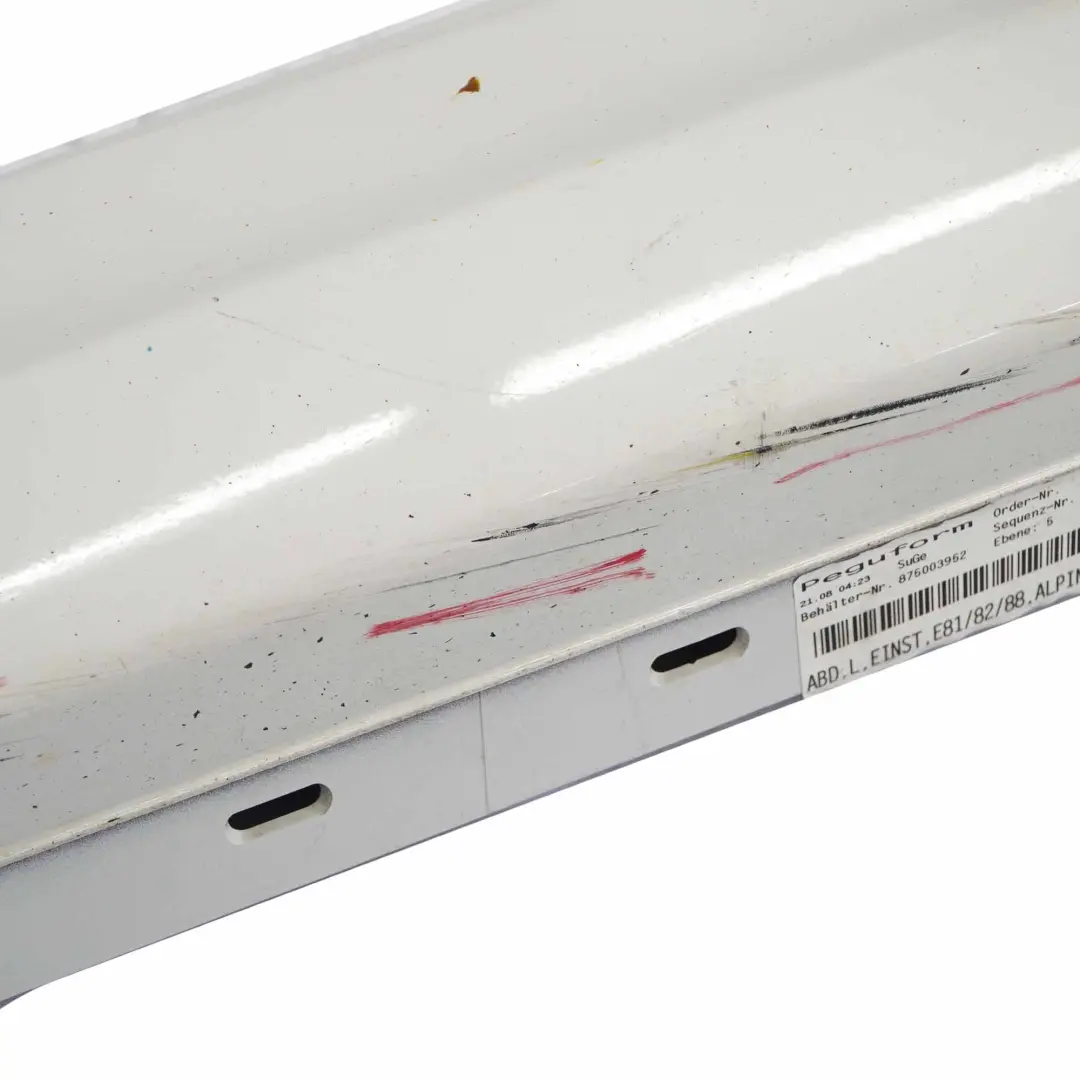 Gonna laterale Sill Strip sinistra Alpinweiss Bianco 300 per BMW E81 E82 E88 con numero di parte 0036143 BMW E81 E82 E88 Gonna laterale Sill Strip sinistra Alpinweiss Bianco 300 - SKU 0036143-AW3 - Numero di parte 0036143