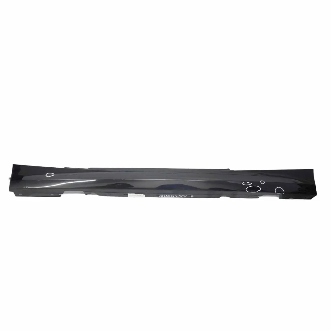 Faldon lateral Sill Strip Izquierda E88 Schwarz 2 Negro - 668 para BMW E81 E82 con número de pieza 0036143 BMW E81 E82 Faldon lateral Sill Strip Izquierda E88 Schwarz 2 Negro - 668 - SKU 0036143-SCH9 - Número de pieza 0036143