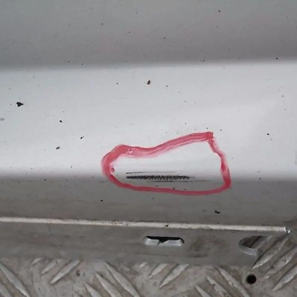 Faldón lateral izquierdo TITANSILBER SILVER 354 para BMW E81 E82 E88 con número de pieza 51770036143 BMW E81 E82 E88 Faldón lateral izquierdo TITANSILBER SILVER 354 - SKU 0036143-TS2 - Número de pieza 51770036143