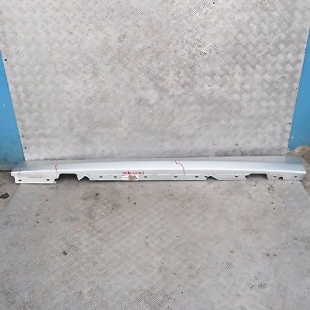 Sill Strip Faldon Lateral Izquierdo Titansilber Titan Silver para BMW E81 E82 E88 con número de pieza 36143 BMW E81 E82 E88 Sill Strip Faldon Lateral Izquierdo Titansilber Titan Silver - SKU 0036143-TS3 - Número de pieza 36143