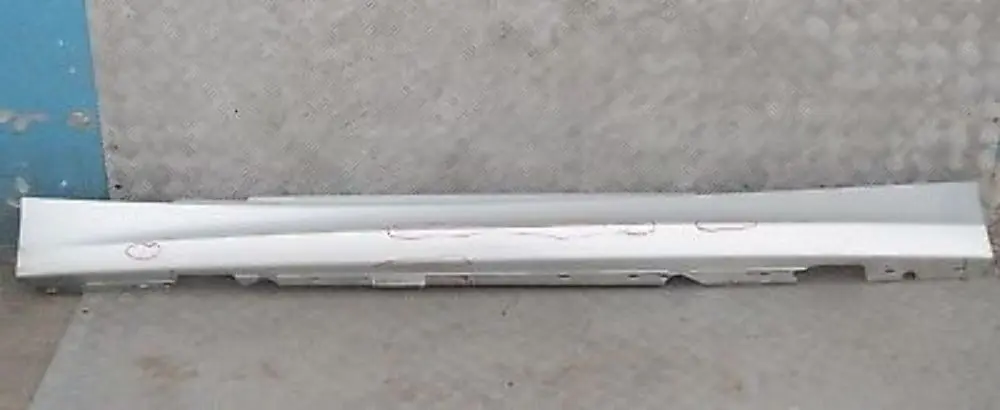 Sill strip skirt left Titansilber Titan Silver para BMW 4 E81 E82 E88 con número de pieza 36143 BMW 4 E81 E82 E88 Sill strip skirt left Titansilber Titan Silver - SKU 0036143-TS4 - Número de pieza 36143