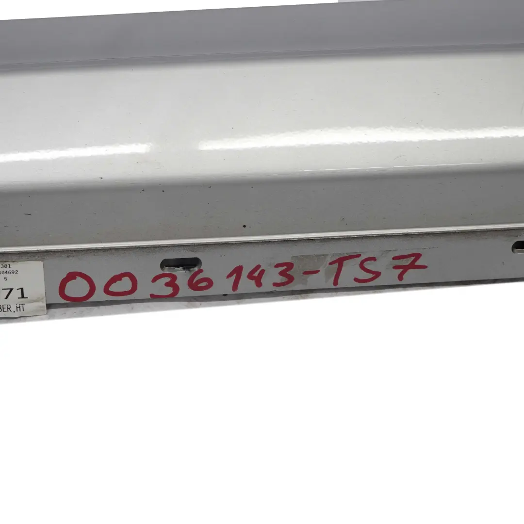 Sill Strip Faldon Cubierta Izquierda Titansilber Titan Silver para BMW E81 E82 E88 con número de pieza 0036143 BMW E81 E82 E88 Sill Strip Faldon Cubierta Izquierda Titansilber Titan Silver - SKU 0036143-TS7 - Número de pieza 0036143