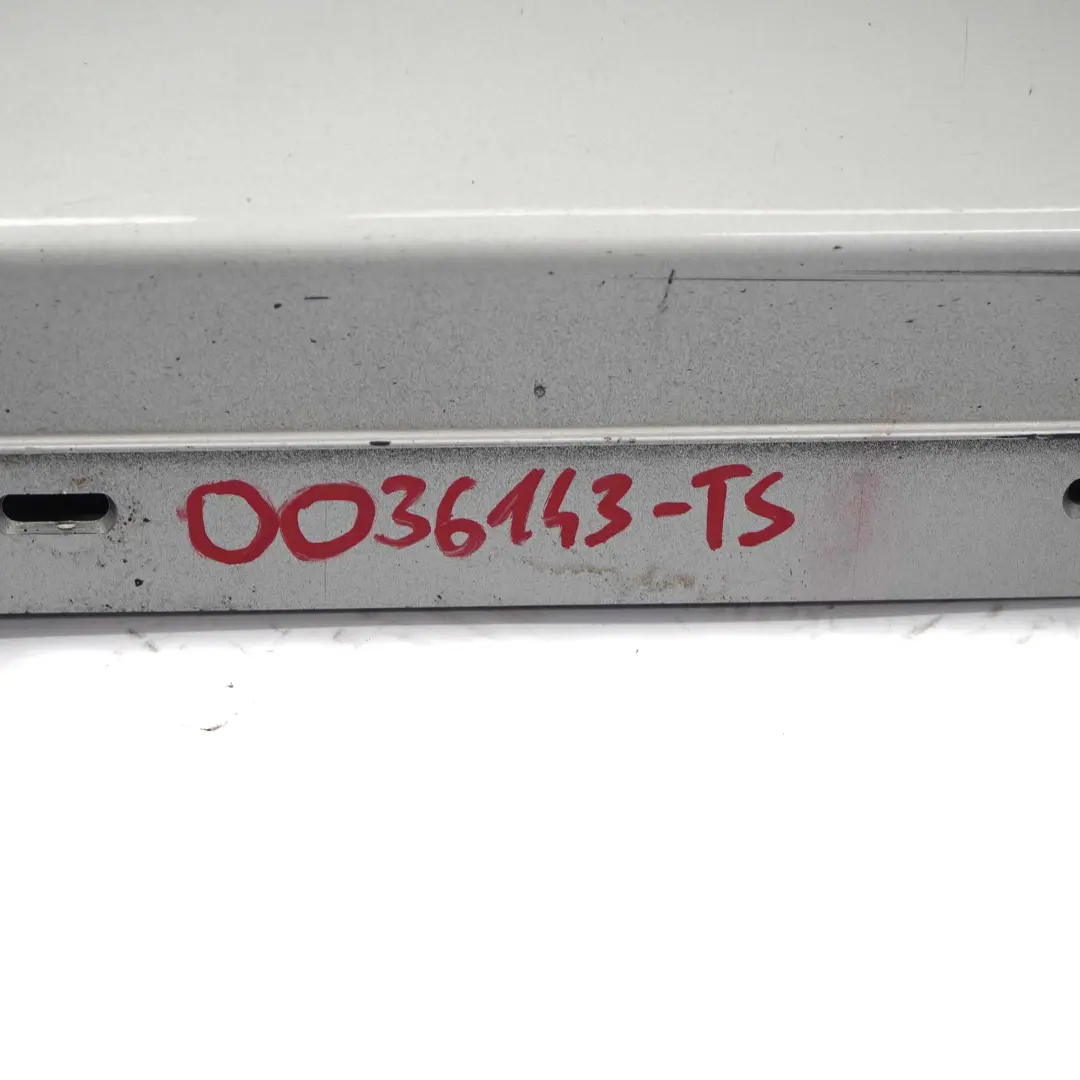 Sill Strip Faldon Lateral Izquierdo Titansilber Plata 354 para BMW E81 E82 E88 con número de pieza 0036143 BMW E81 E82 E88 Sill Strip Faldon Lateral Izquierdo Titansilber Plata 354 - SKU 0036143-TS - Número de pieza 0036143