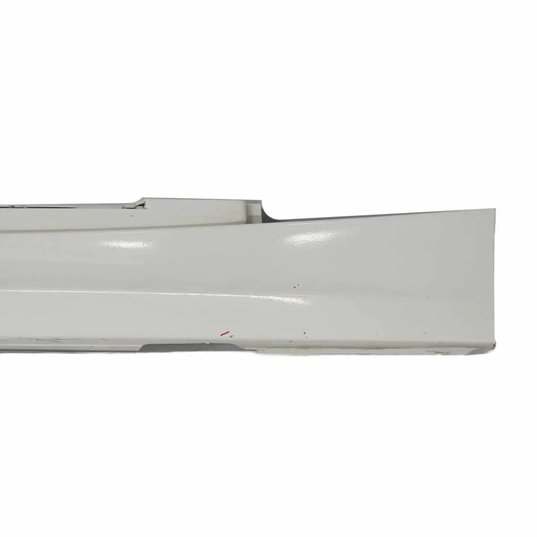 Listón de umbral de faldón lateral derecho Alpinweiss White - 300 para BMW E87 LCI con número de pieza 0036144 BMW E87 LCI Listón de umbral de faldón lateral derecho Alpinweiss White - 300 - SKU 0036144-AW2 - Número de pieza 0036144