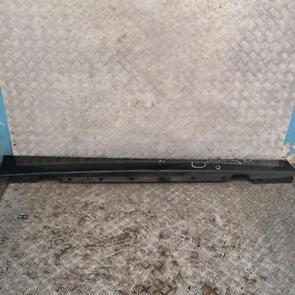 Faldón lateral derecho Zafiro negro metalizado 475 para BMW E87 LCI con número de pieza 36144 BMW E87 LCI Faldón lateral derecho Zafiro negro metalizado 475 - SKU 0036144-BS11 - Número de pieza 36144