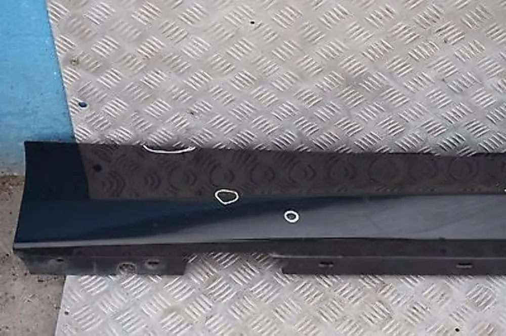 BMW E87 LCI Sill Strip Faldón Lateral Derecho Zafiro Negro Metalizado 475 - SKU 0036144-BS9 - Número de pieza 51770036144