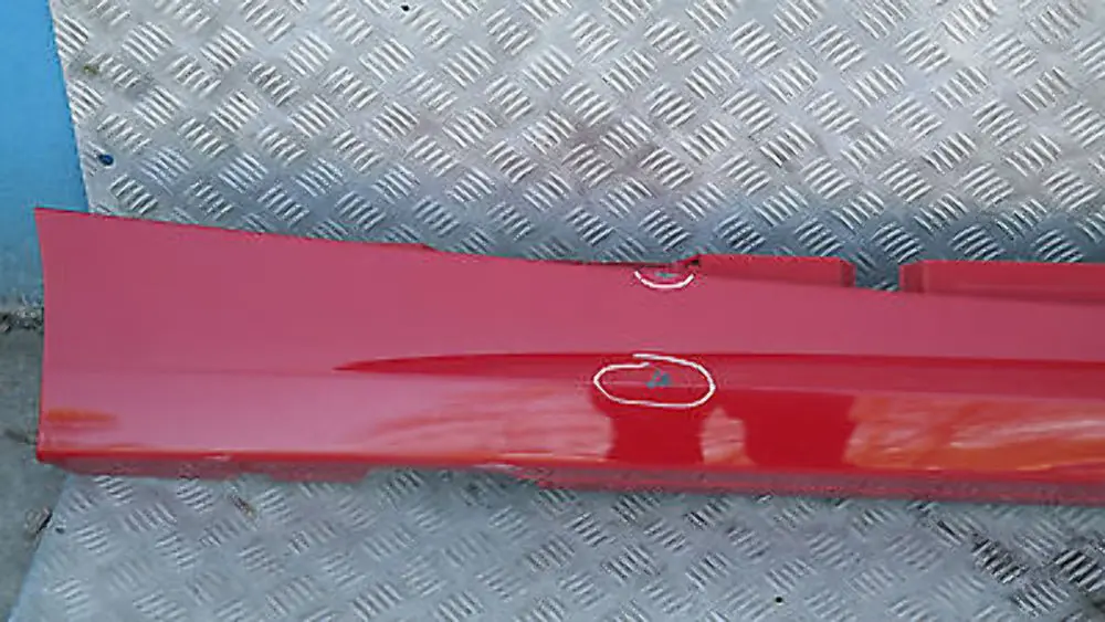 Sill strip side skirt right Karmesinrot Rot Red - A61 para BMW E87 LCI con número de pieza 51770036144 BMW E87 LCI Sill strip side skirt right Karmesinrot Rot Red - A61 - SKU 0036144-KAR1 - Número de pieza 51770036144