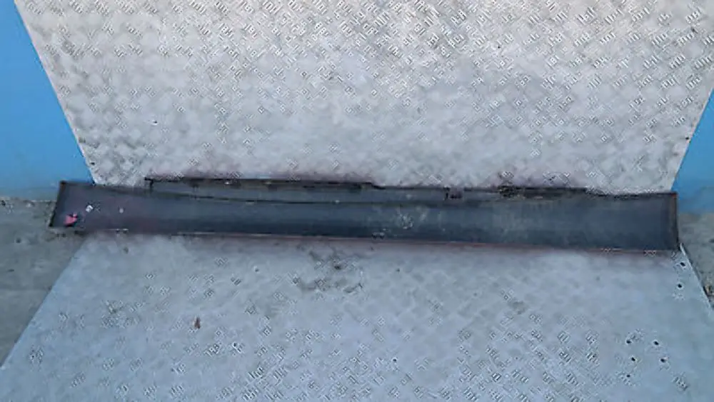 BMW E87 LCI Bas de Porte Couverture Seuil Droite Rouge Carmin Rouge - SKU 0036144-KAR1 - Numéro de pièce 51770036144