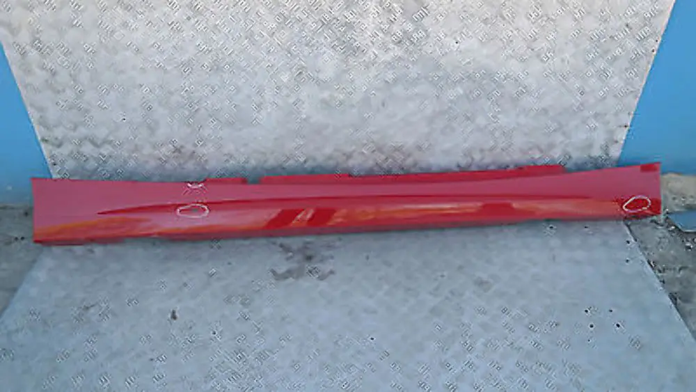 Sill strip side skirt right Karmesinrot Rot Red - A61 para BMW E87 LCI con número de pieza 51770036144 BMW E87 LCI Sill strip side skirt right Karmesinrot Rot Red - A61 - SKU 0036144-KAR1 - Número de pieza 51770036144