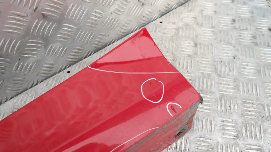 BMW E87 LCI Bas de Porte Couverture Seuil Droite Rouge Carmin Rouge A61 - SKU 0036144-KAR2 - Numéro de pièce 51770036144