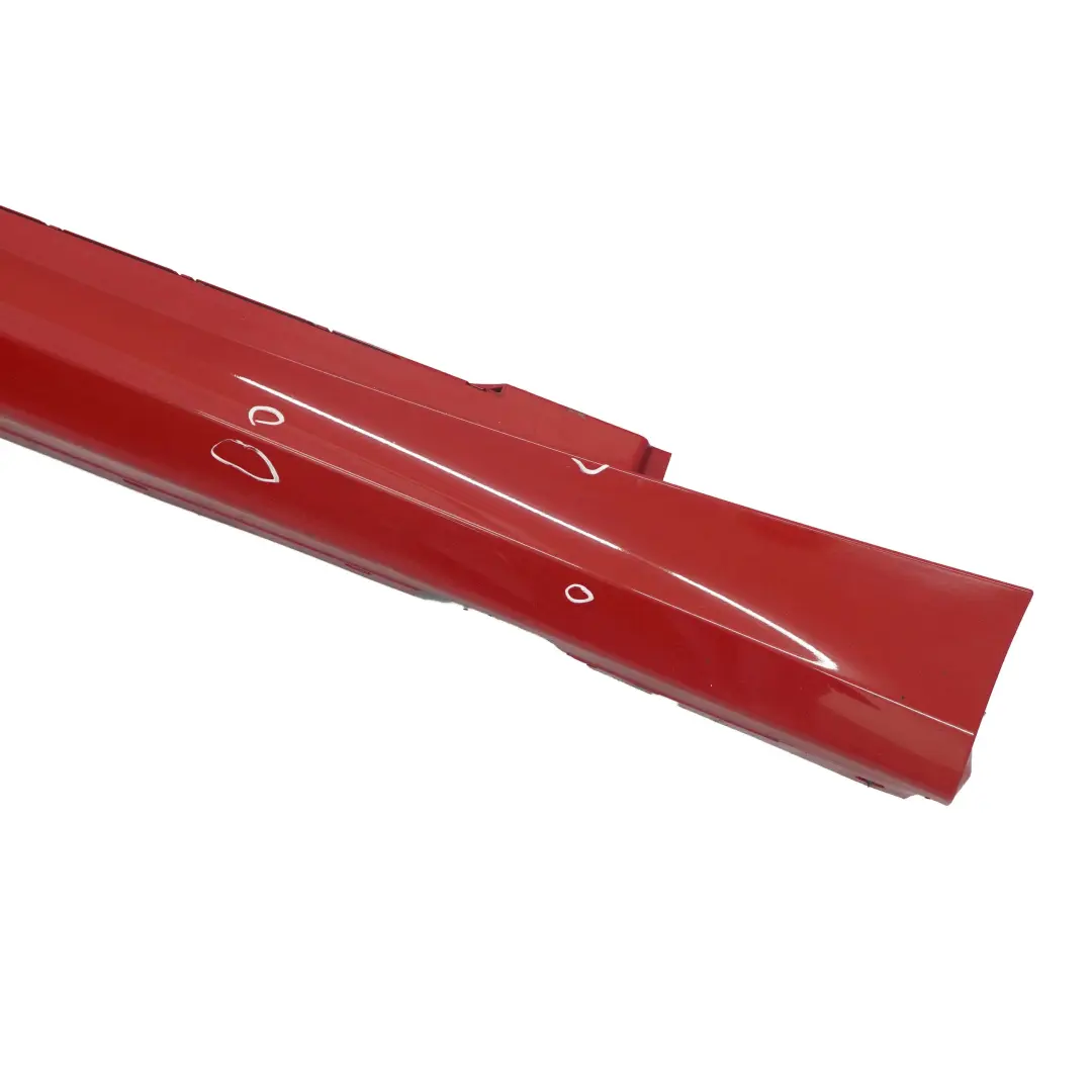 Sill Strip Faldon Lateral Derecho Karmesinrot Crimson Red Rot - A61 para BMW E87 LCI con número de pieza 0036144 BMW E87 LCI Sill Strip Faldon Lateral Derecho Karmesinrot Crimson Red Rot - A61 - SKU 0036144-KAR5 - Número de pieza 0036144