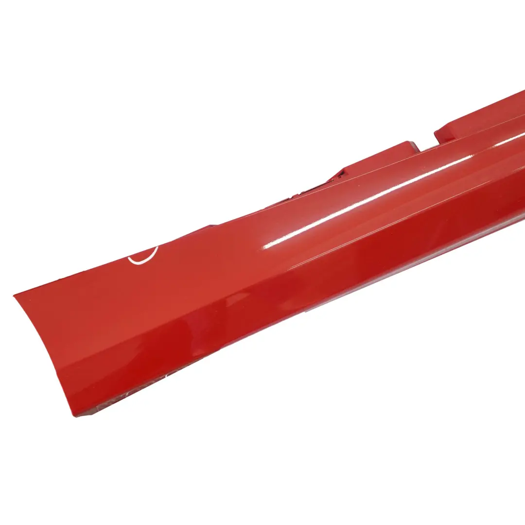 Sill Strip Faldon Lateral Derecho Karmesinrot Crimson Red Rot - A61 para BMW E87 LCI con número de pieza 0036144 BMW E87 LCI Sill Strip Faldon Lateral Derecho Karmesinrot Crimson Red Rot - A61 - SKU 0036144-KAR5 - Número de pieza 0036144