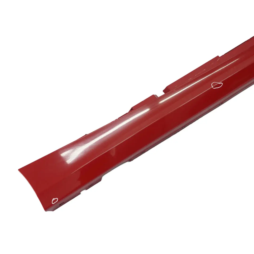 Bas de Porte Couverture Seuil A Droite Rouge Carmin Rouge pour BMW E87 LCI à propos du numéro de pièce 51770036144 BMW E87 LCI Bas de Porte Couverture Seuil A Droite Rouge Carmin Rouge - SKU 0036144-KAR - Numéro de pièce 51770036144