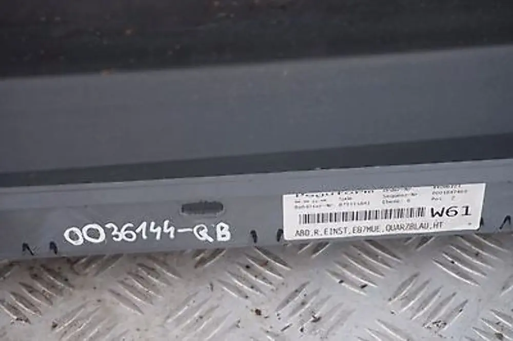 Listello Portiera Apertura Gonna Destra Quarzo-Blu per BMW E87 LCI con numero di parte 0036144-QB BMW E87 LCI Listello Portiera Apertura Gonna Destra Quarzo-Blu - SKU 0036144-QB - Numero di parte 0036144-QB