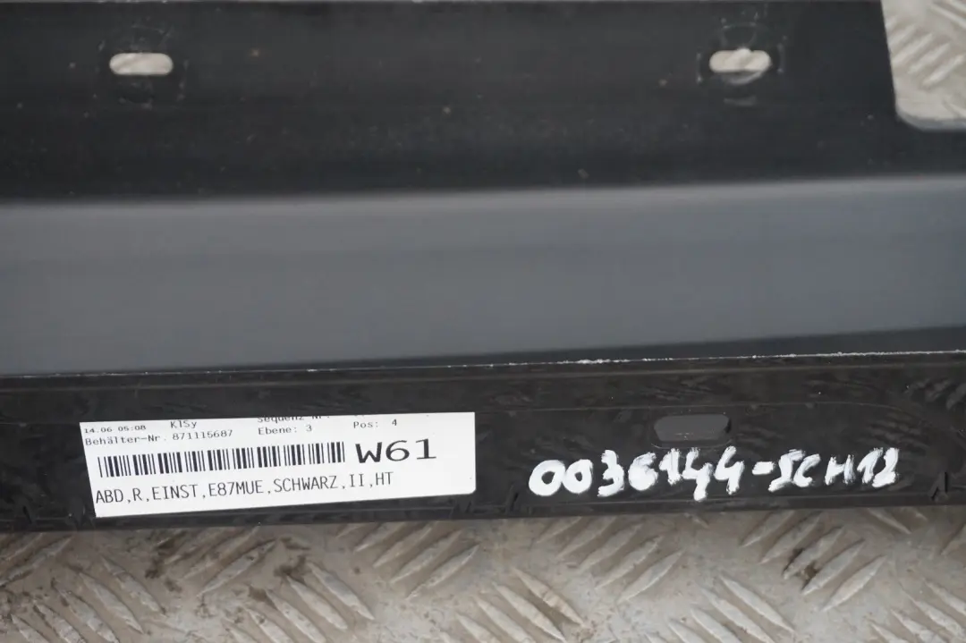 Bas de Porte Ouverture Seuil Droite Noir pour BMW E87 LCI à propos du numéro de pièce 36144 BMW E87 LCI Bas de Porte Ouverture Seuil Droite Noir - SKU 0036144-SCH12 - Numéro de pièce 36144