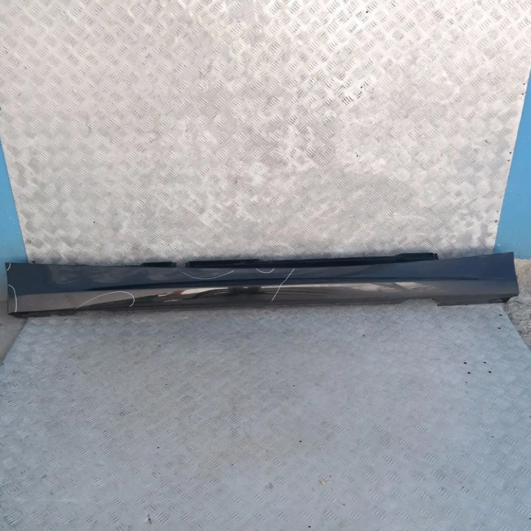 Listón de umbral faldón lateral derecho Schwarz II Negro 2 para BMW E87 LCI E87N con número de pieza 36144 BMW E87 LCI E87N Listón de umbral faldón lateral derecho Schwarz II Negro 2 - SKU 0036144-SCH4 - Número de pieza 36144