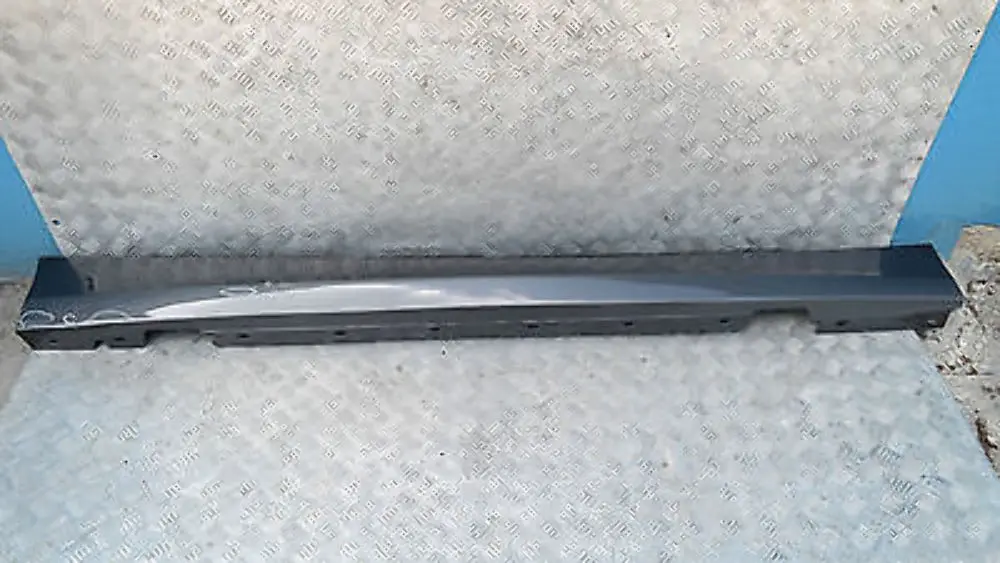 BMW E87 LCI Listón de umbral faldón lateral derecho Sparkling Graphite - A22 - SKU 0036144-SG4 - Número de pieza 51770036144