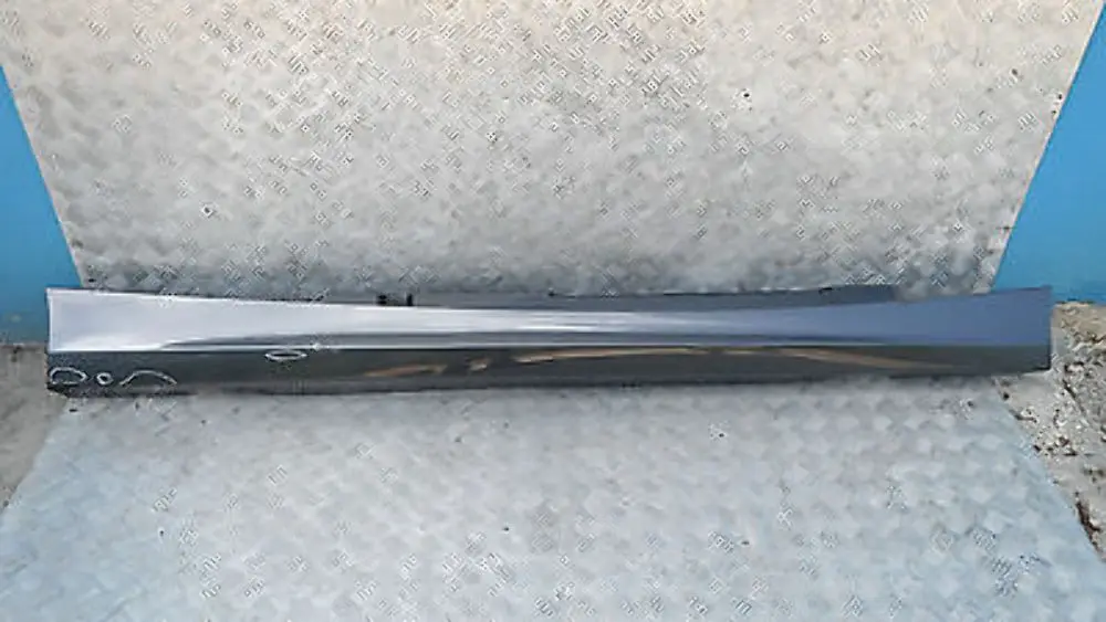 BMW 1 er E87 LCI Schwellerleiste Blende Schweller rechts Sparkling Graphite A22 - SKU 0036144-SG4 - Teilenummer 51770036144