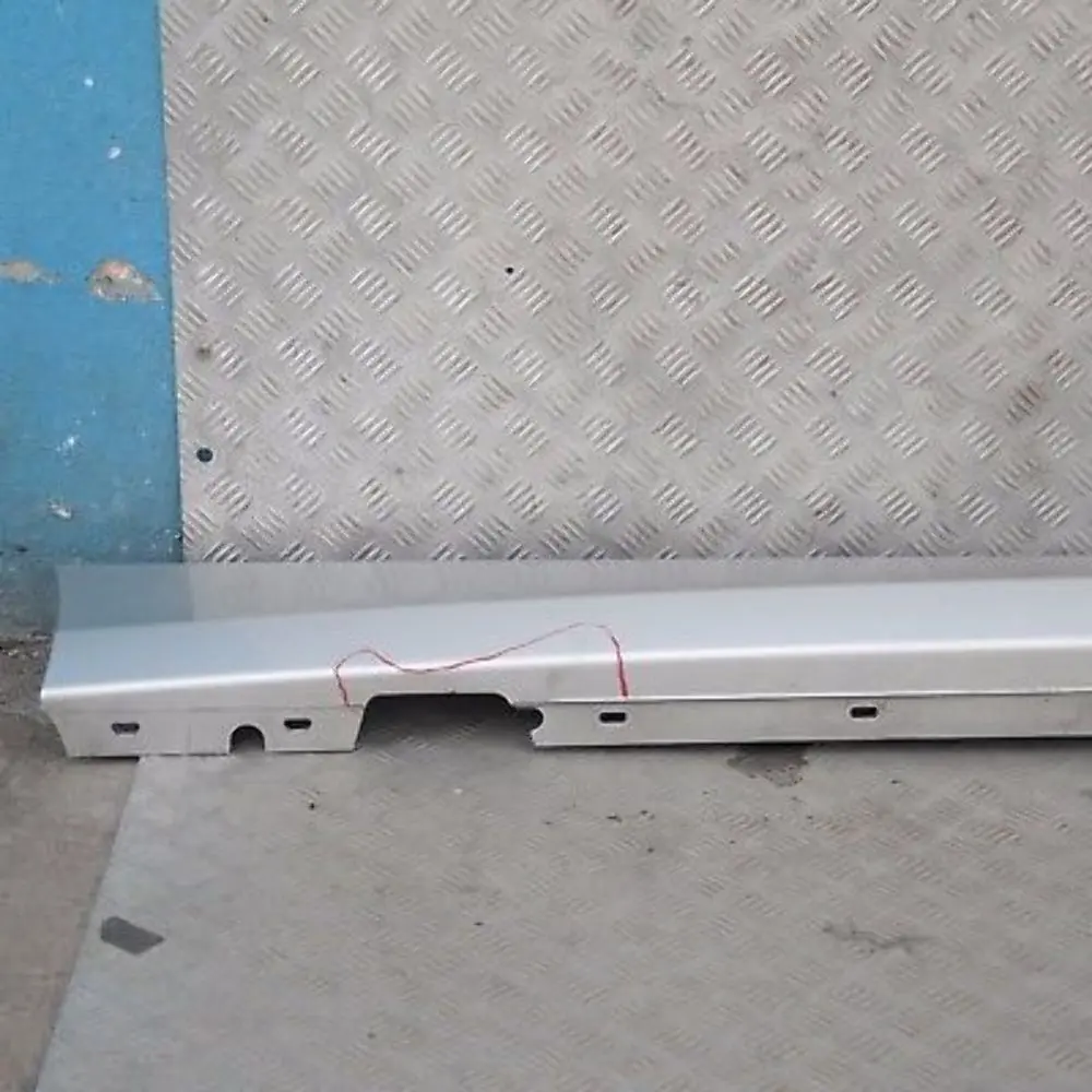 Schwellerleiste Blende Schweller rechts Titansilber Sliber für BMW 1 er 10 E87 LCI mit Teilenummer 51770036144 BMW 1 er 10 E87 LCI Schwellerleiste Blende Schweller rechts Titansilber Sliber - SKU 0036144-TS10 - Teilenummer 51770036144