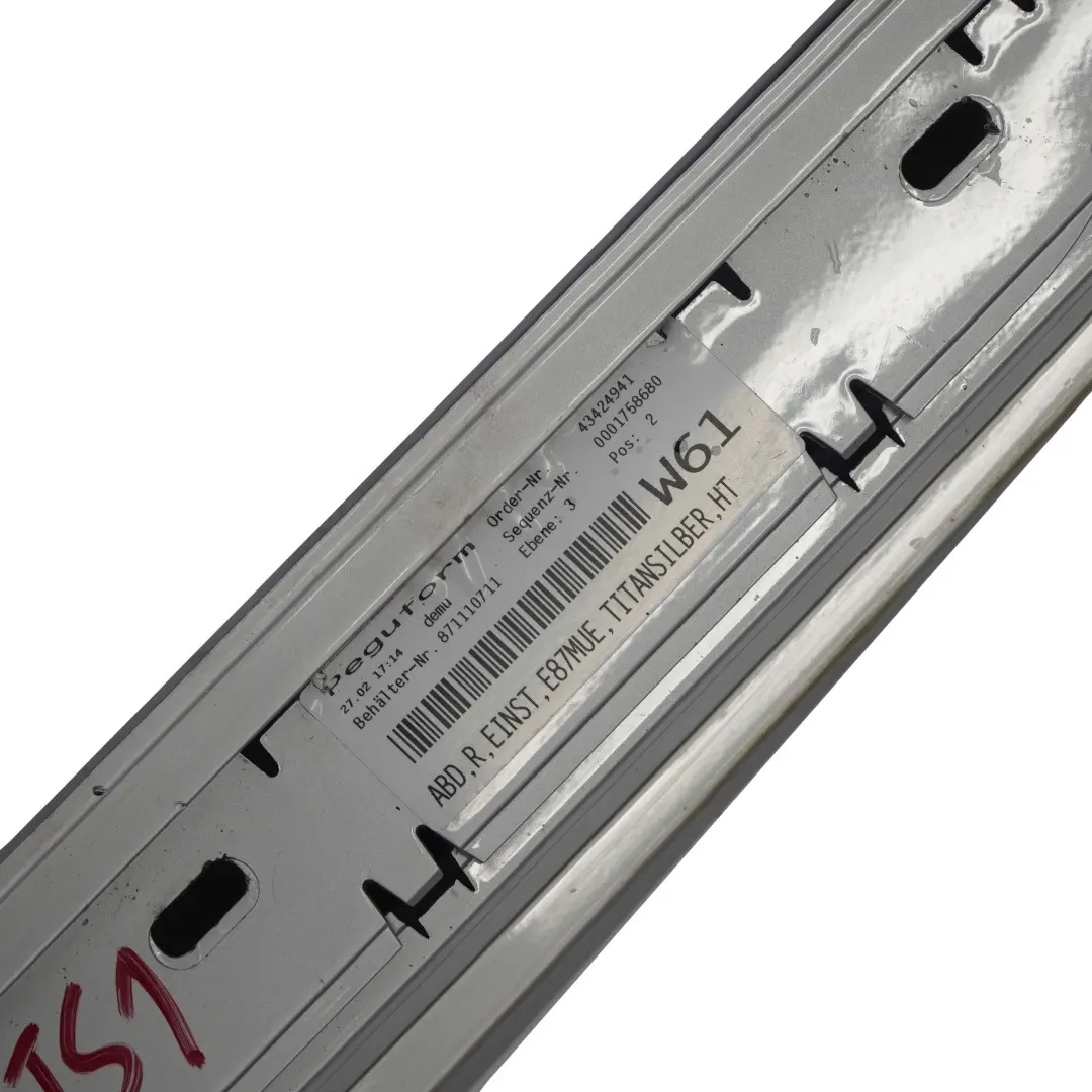 Sill Strip Faldon Lateral Derecho Titansilber Plata Metalizado - 354 para BMW E87 LCI con número de pieza 0036144 BMW E87 LCI Sill Strip Faldon Lateral Derecho Titansilber Plata Metalizado - 354 - SKU 0036144-TS1 - Número de pieza 0036144