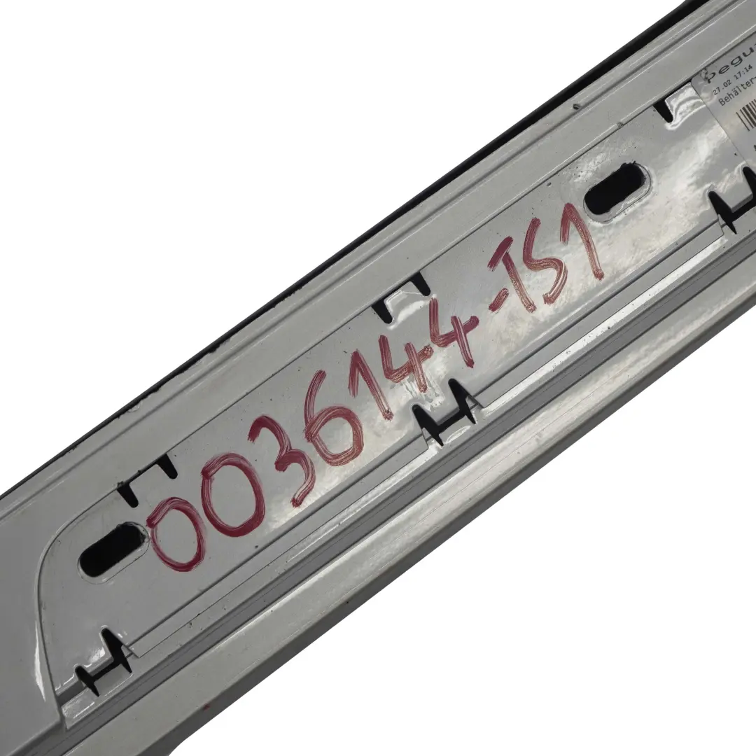 Sill Strip Side Skirt Destra Titansilber Argento Metallizzato - 354 per BMW E87 LCI con numero di parte 0036144 BMW E87 LCI Sill Strip Side Skirt Destra Titansilber Argento Metallizzato - 354 - SKU 0036144-TS1 - Numero di parte 0036144