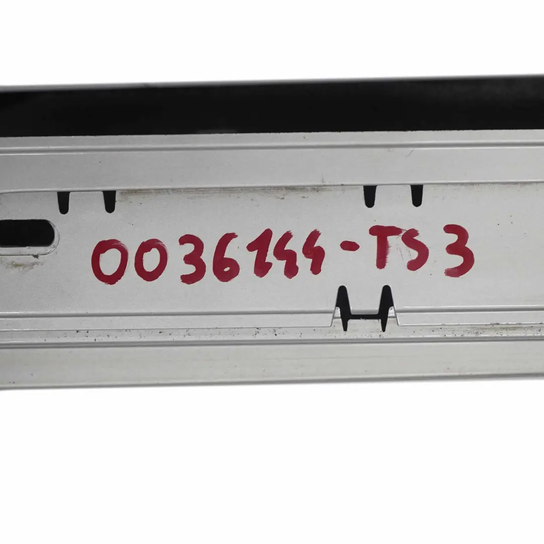 Faldón Lateral Derecho Titansilber Titan Silver - 354 para BMW E87 LCI con número de pieza 0036144 BMW E87 LCI Faldón Lateral Derecho Titansilber Titan Silver - 354 - SKU 0036144-TS3 - Número de pieza 0036144