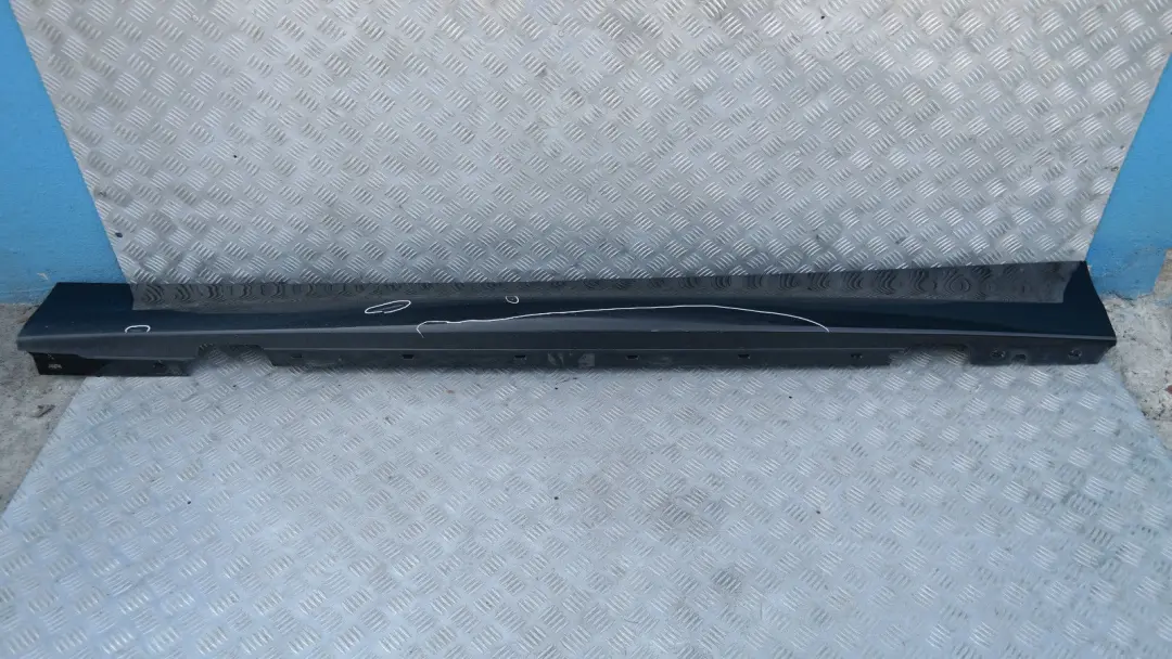 Sill Strip Faldón Lateral Izquierdo Negro Zafiro Metálico - 475 para BMW E87N LCI con número de pieza 51770036145 BMW E87N LCI Sill Strip Faldón Lateral Izquierdo Negro Zafiro Metálico - 475 - SKU 0036145-BS4 - Número de pieza 51770036145