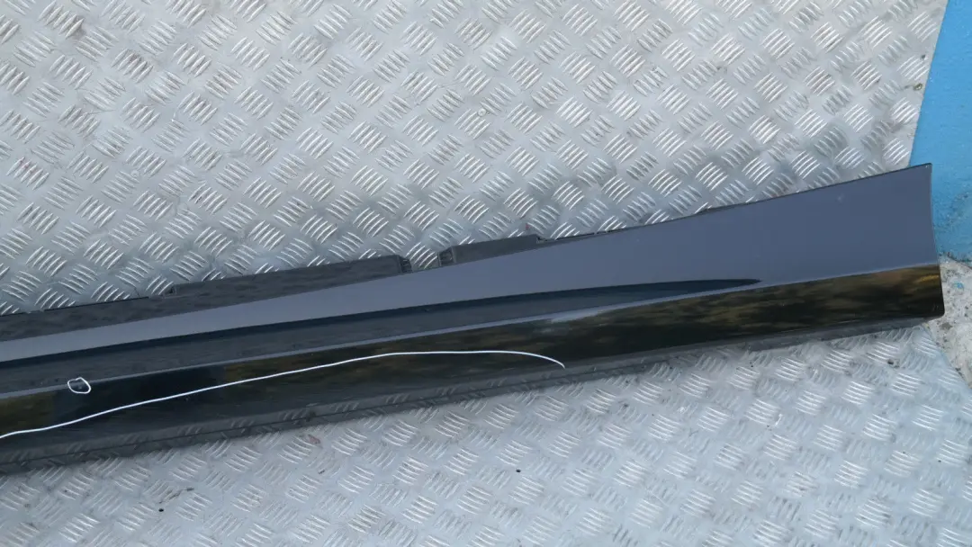 Sill Strip Faldón Lateral Izquierdo Negro Zafiro Metálico - 475 para BMW E87N LCI con número de pieza 51770036145 BMW E87N LCI Sill Strip Faldón Lateral Izquierdo Negro Zafiro Metálico - 475 - SKU 0036145-BS4 - Número de pieza 51770036145