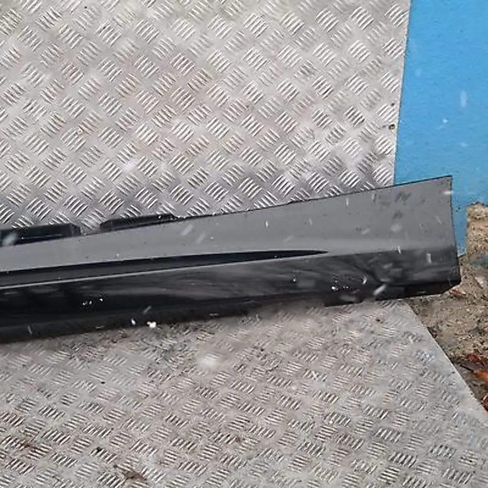 Sill strip side skirt left Black Sapphire Metallic 475 para BMW E87 LCI con número de pieza 51770036145 BMW E87 LCI Sill strip side skirt left Black Sapphire Metallic 475 - SKU 0036145-BS8 - Número de pieza 51770036145