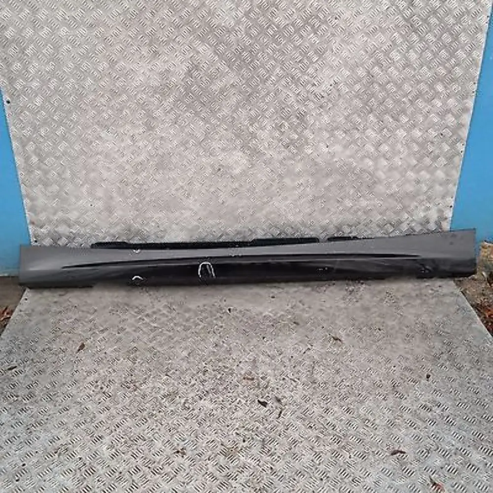 Sill strip side skirt left Black Sapphire Metallic 475 para BMW E87 LCI con número de pieza 51770036145 BMW E87 LCI Sill strip side skirt left Black Sapphire Metallic 475 - SKU 0036145-BS8 - Número de pieza 51770036145