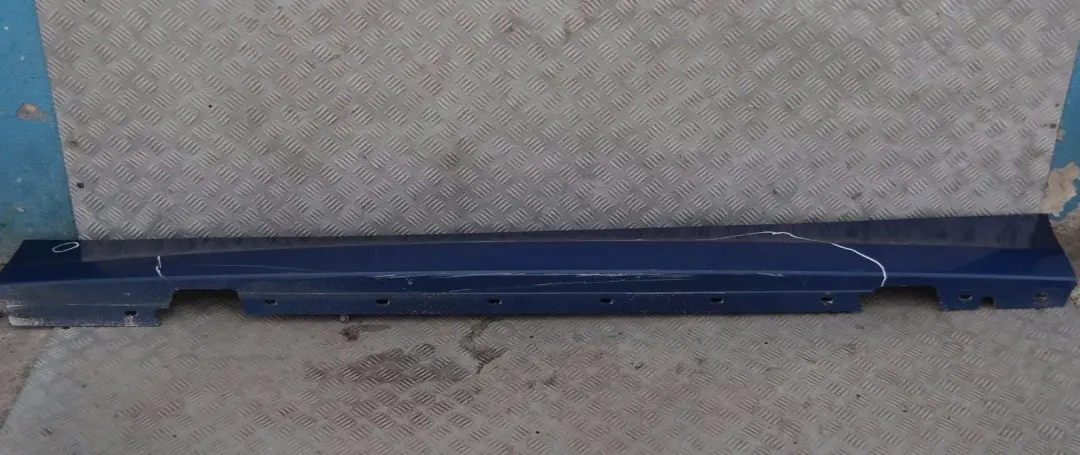 Bas de Porte Couverture Seuil A Gauche le Mans Bleu - 381 pour BMW E87 LCI à propos du numéro de pièce 51770036145 BMW E87 LCI Bas de Porte Couverture Seuil A Gauche le Mans Bleu - 381 - SKU 0036145-LMB - Numéro de pièce 51770036145
