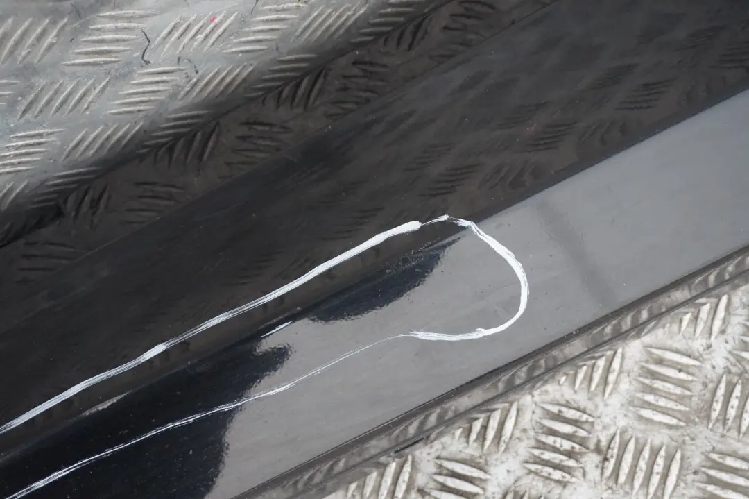 Sill Strip Side Skirt Left Schwarz 2 Black II 668 para BMW E87 LCI E87N con número de pieza 36145 BMW E87 LCI E87N Sill Strip Side Skirt Left Schwarz 2 Black II 668 - SKU 0036145-SCH12 - Número de pieza 36145