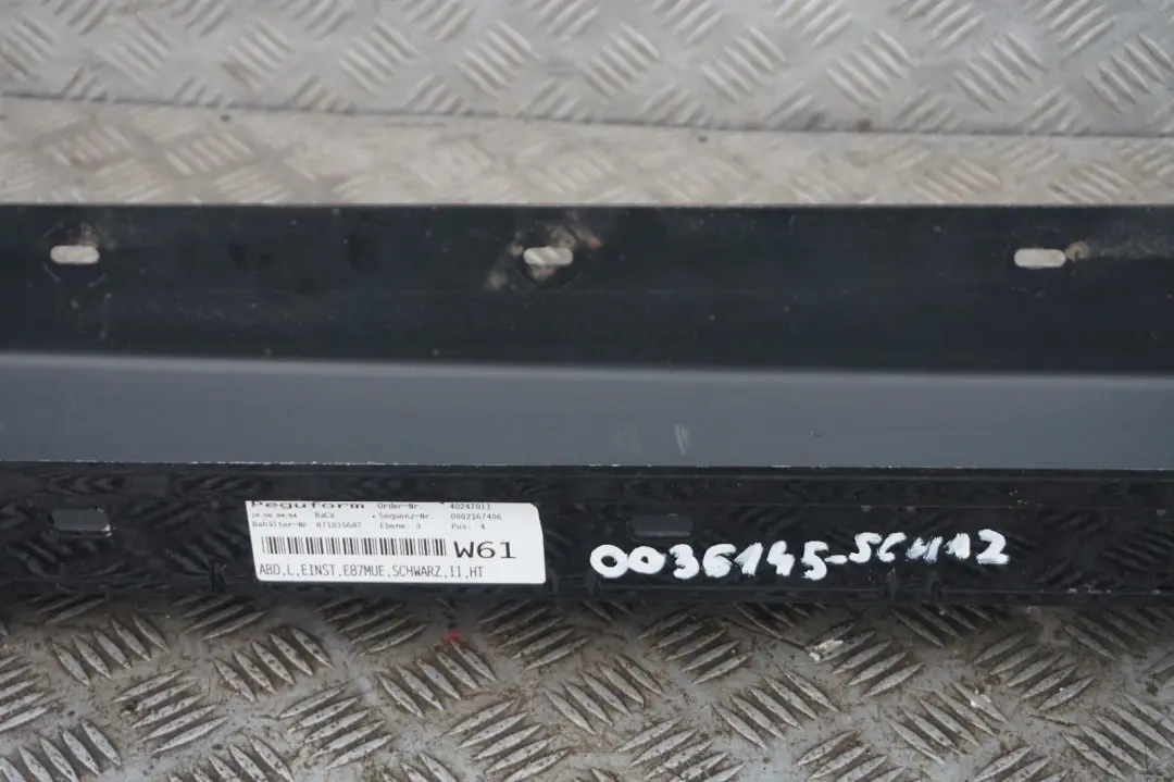 Bas de Porte Couverture Seuil A Gauche Noir 2 pour BMW E87 LCI à propos du numéro de pièce 36145 BMW E87 LCI Bas de Porte Couverture Seuil A Gauche Noir 2 - SKU 0036145-SCH12 - Numéro de pièce 36145