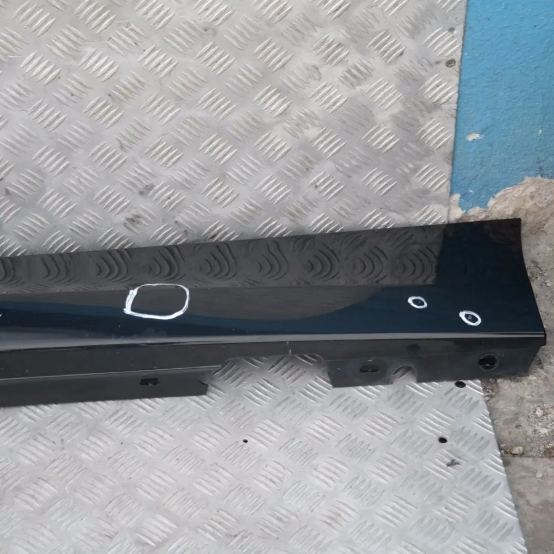 Sill Strip Side Skirt Left Schwarz 2 Black II 668 para BMW E87 LCI E87N con número de pieza 51770036145 BMW E87 LCI E87N Sill Strip Side Skirt Left Schwarz 2 Black II 668 - SKU 0036145-SCH7 - Número de pieza 51770036145