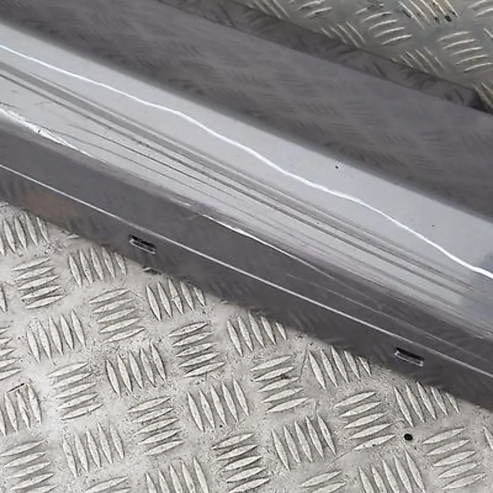 Faldón lateral izquierdo Sparkling Graphite Metallic para BMW E87 LCI con número de pieza 51770036145 BMW E87 LCI Faldón lateral izquierdo Sparkling Graphite Metallic - SKU 0036145-SG3 - Número de pieza 51770036145