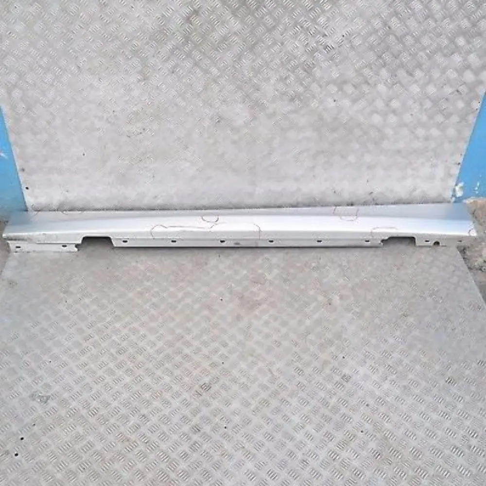 Listwa Próg Lewy Titansilber 354 do BMW E87 LCI o numerze 36145 BMW E87 LCI Listwa Próg Lewy Titansilber 354 - SKU 0036145-TS11 - Numer Części 36145