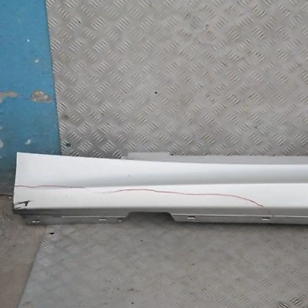 Sill strip side skirt left Titansilber Silver 354 para BMW 14 E87N LCI con número de pieza 36145 BMW 14 E87N LCI Sill strip side skirt left Titansilber Silver 354 - SKU 0036145-TS14 - Número de pieza 36145