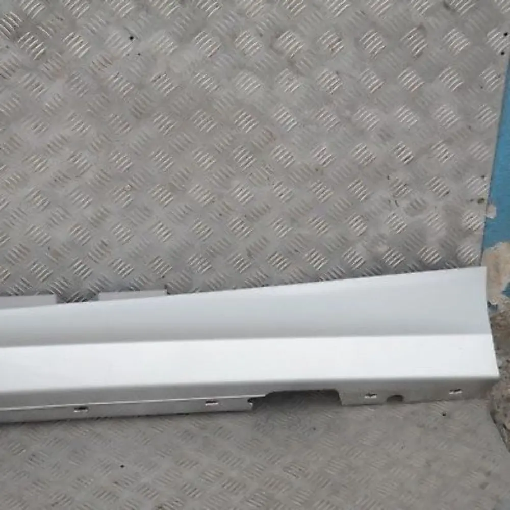 Sill strip side skirt left Titansilber Silver 354 para BMW 14 E87N LCI con número de pieza 36145 BMW 14 E87N LCI Sill strip side skirt left Titansilber Silver 354 - SKU 0036145-TS14 - Número de pieza 36145