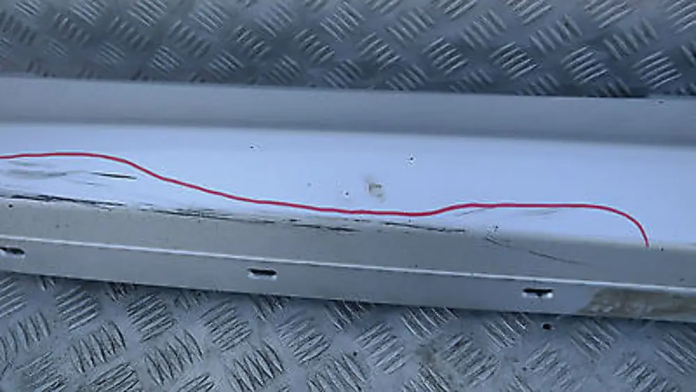 Striscia Davanzale Gonna Laterale Sinistra Titansilber 354 per BMW E87N LCI con numero di parte 51770036145 BMW E87N LCI Striscia Davanzale Gonna Laterale Sinistra Titansilber 354 - SKU 0036145-TS4 - Numero di parte 51770036145