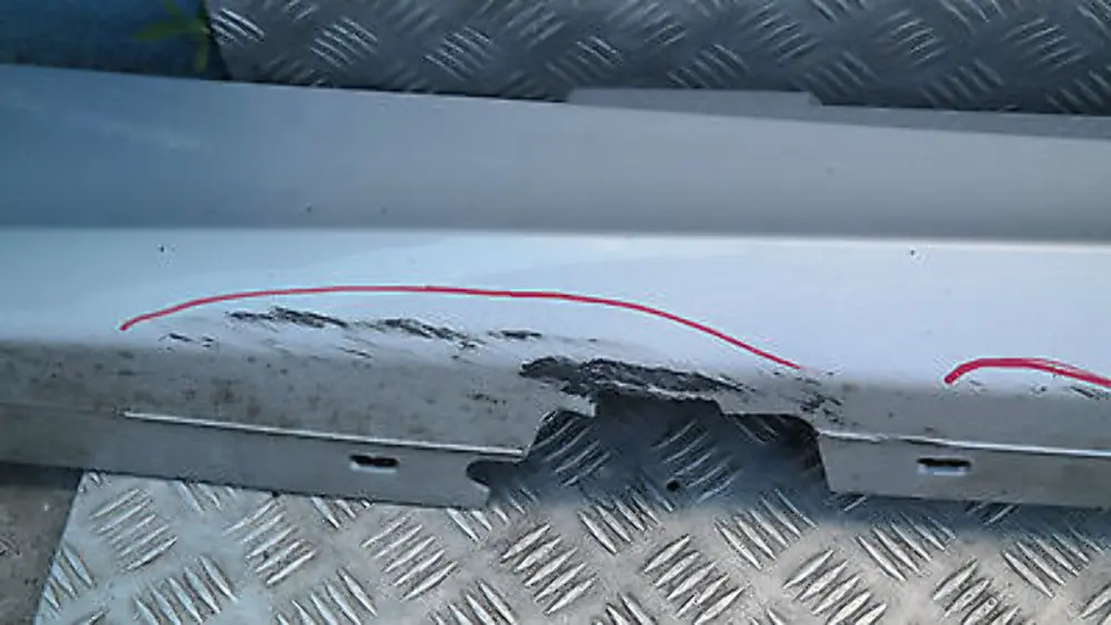 Baguette De Seuil Jupe Latérale Gauche Titansilber Metallic - 354 pour BMW E87N LCI à propos du numéro de pièce 51770036145 BMW E87N LCI Baguette De Seuil Jupe Latérale Gauche Titansilber Metallic - 354 - SKU 0036145-TS7 - Numéro de pièce 51770036145