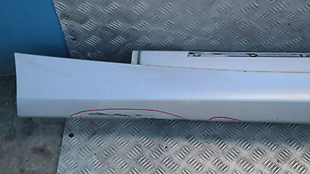 Sill Strip Faldón Lateral Izquierdo Titansilber Metallic - 354 para BMW E87N LCI con número de pieza 51770036145 BMW E87N LCI Sill Strip Faldón Lateral Izquierdo Titansilber Metallic - 354 - SKU 0036145-TS7 - Número de pieza 51770036145