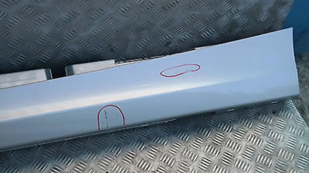 BMW E87N LCI Sill Strip Faldón Lateral Izquierdo Titansilber Metallic - 354 - SKU 0036145-TS7 - Número de pieza 51770036145