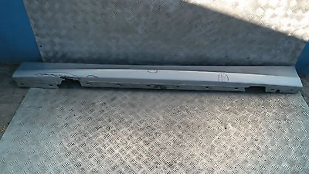BMW E87N LCI Sill Strip Faldón Lateral Izquierdo Titansilber Metallic - 354 - SKU 0036145-TS7 - Número de pieza 51770036145
