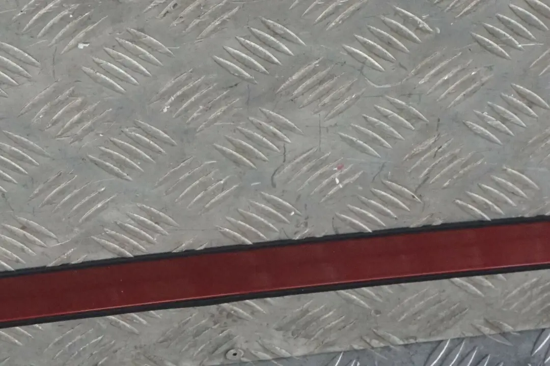 Reihe E82 Zierleiste Dach links Sedonarot Sedona Rot Metallic - A79 für BMW 1 mit Teilenummer 0036149 BMW 1 Reihe E82 Zierleiste Dach links Sedonarot Sedona Rot Metallic - A79 - SKU 0036149-SED - Teilenummer 0036149