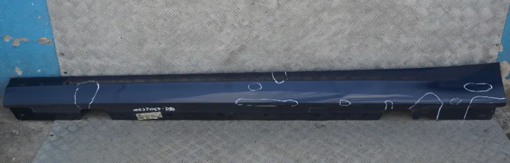 Sill Strip Faldón Lateral Izquierdo Tiefseeblau Azul A76 para BMW E90 E91 LCI con número de pieza 0037059 BMW E90 E91 LCI Sill Strip Faldón Lateral Izquierdo Tiefseeblau Azul A76 - SKU 0037059-DSB - Número de pieza 0037059