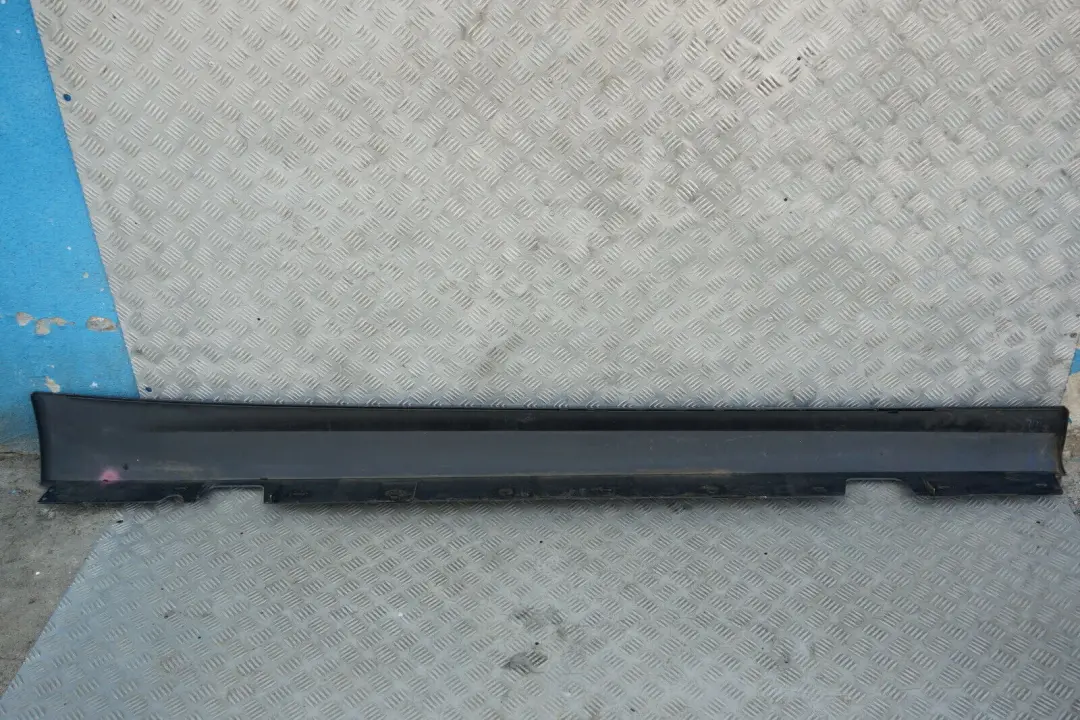 Sill Strip Faldón Lateral Izquierdo Tiefseeblau Azul A76 para BMW E90 E91 LCI con número de pieza 0037059 BMW E90 E91 LCI Sill Strip Faldón Lateral Izquierdo Tiefseeblau Azul A76 - SKU 0037059-DSB - Número de pieza 0037059